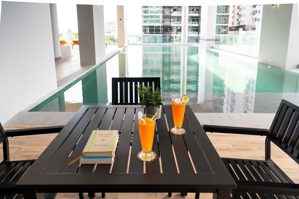 Jasmine 59 Hotel Банкок Екстериор снимка A poolside table and chairs