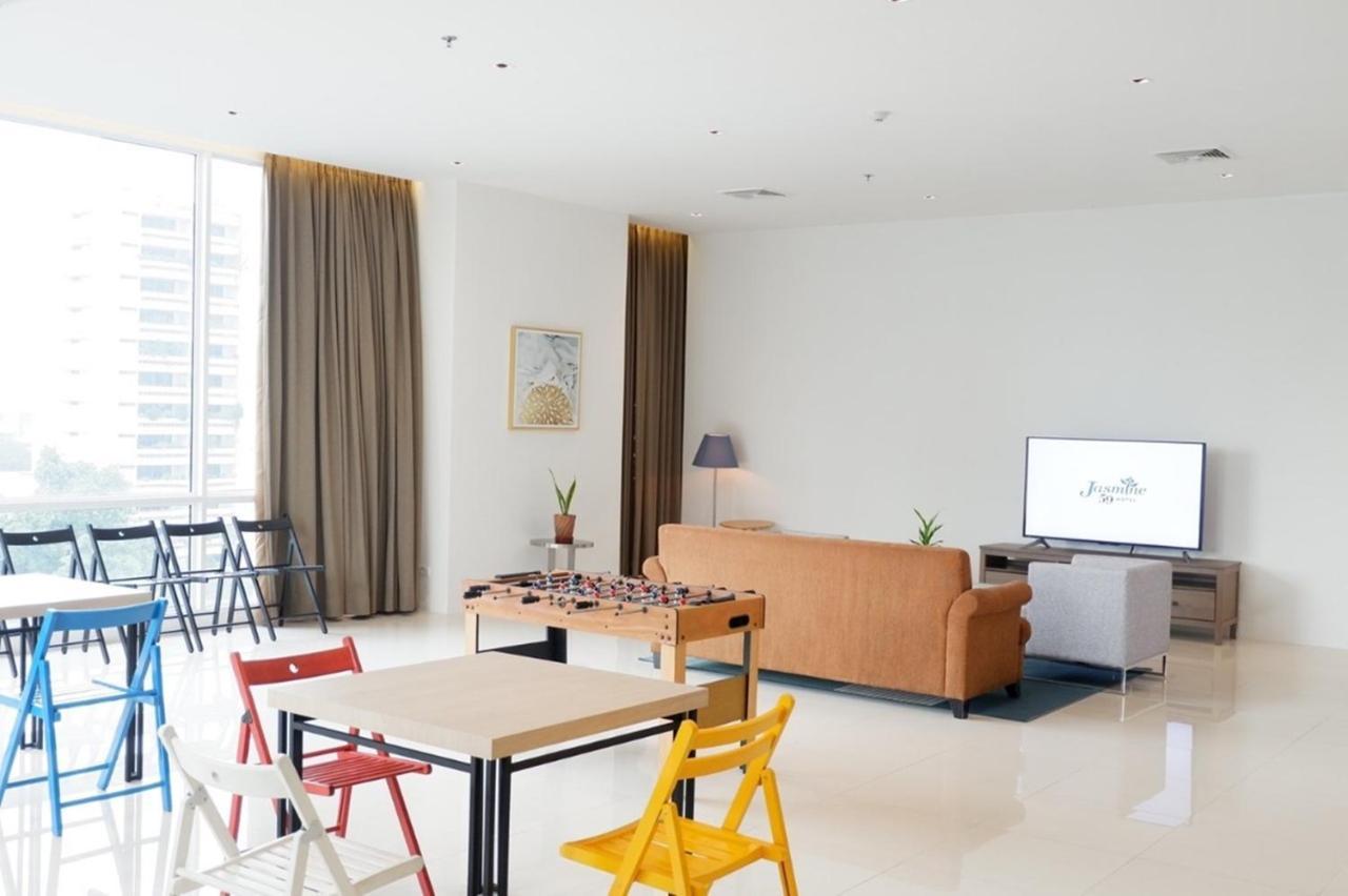 Jasmine 59 Hotel Банкок Екстериор снимка A living room in a serviced apartment in Kuala Lumpur, Malaysia